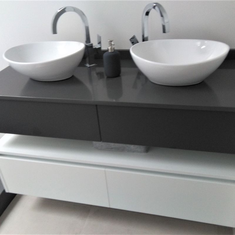Mueble de baño suspendido en gris y blanco