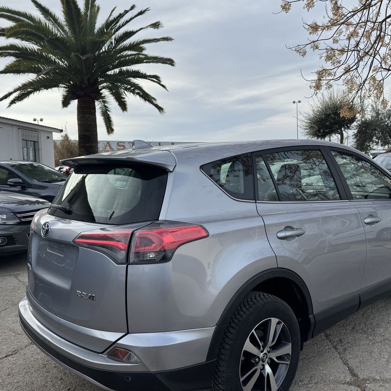 Toyota Rav 4 2.0 d 143 cv del 2017 solo 95.000 km: Stock de Vehículos de El Truekke