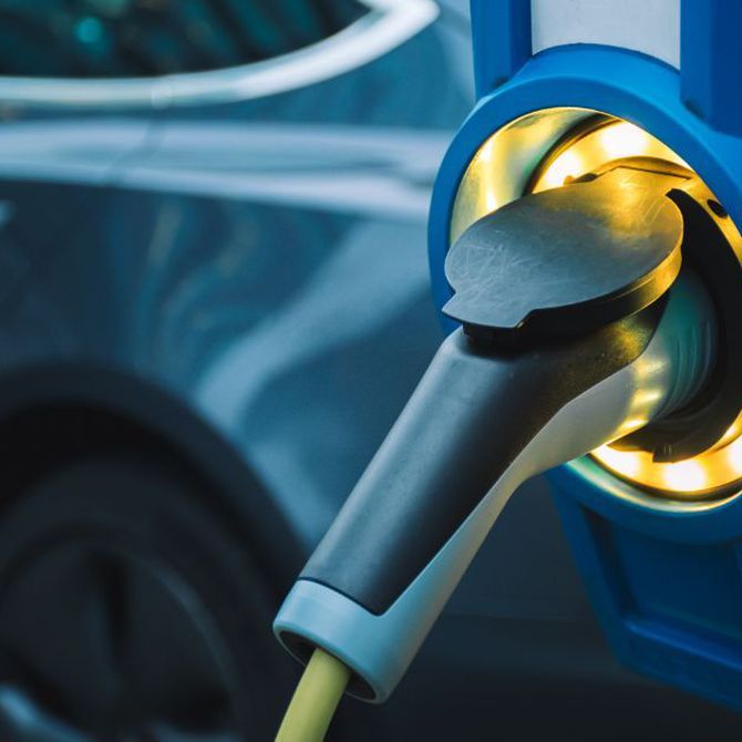 ¿Dónde se deben instalar puntos de recarga de coches eléctricos por ley?
