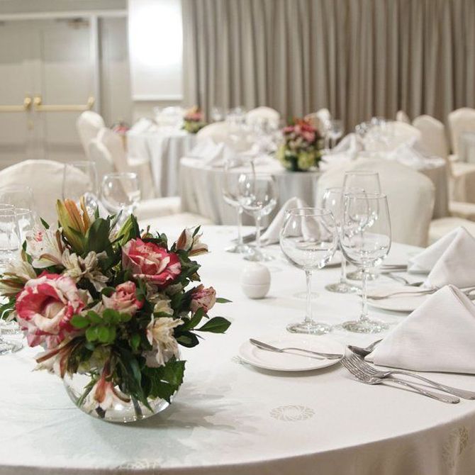 Variedad y personalización: Ventajas del alquiler de mantelería para eventos