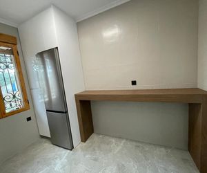 Blanco brillo nevada en cocina y mesa en pared color madera