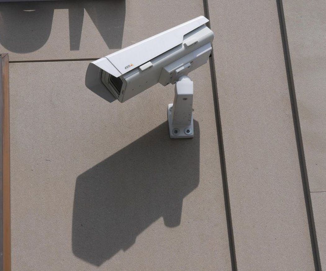 ¿Cómo ahorrar dinero en seguridad? Cámaras de videovigilancia baratas para tu comunidad