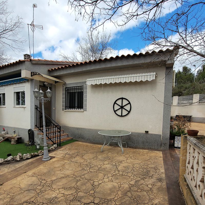 Chalet en sierra de Altomira, gran parcela con piscina, jardín, barbacoa...:  de Vicente Palau Jiménez - Agente Inmobiliario
