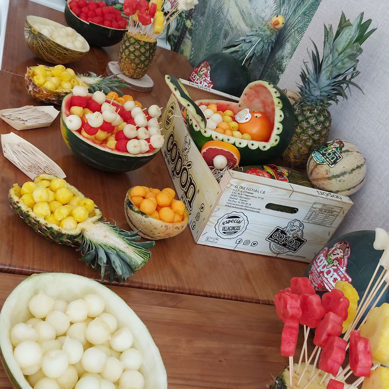 Mesa de bolitas de frutas para baby shower