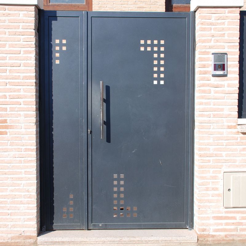 Puertas de exterior de hierro: Productos y servicios de Diluman