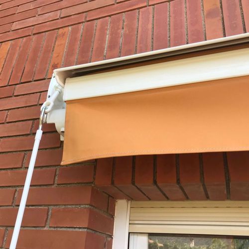 Montaje de toldo semicofre