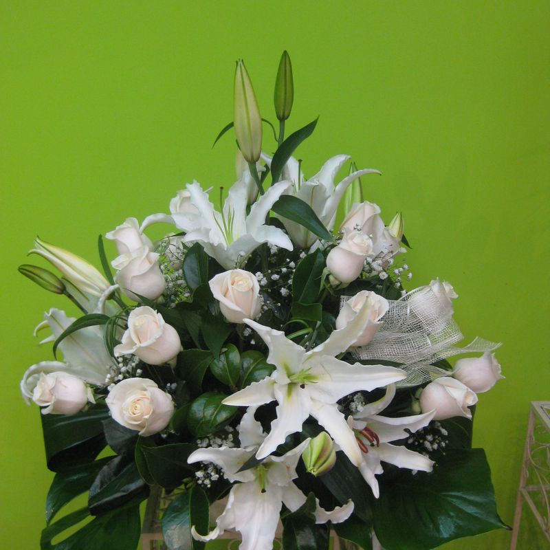 Elegancia blanca, envio de flores a domicilio Madrid centro