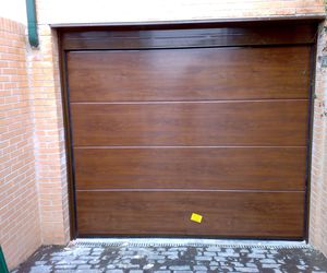 Puerta seccional de garaje imitacion madera