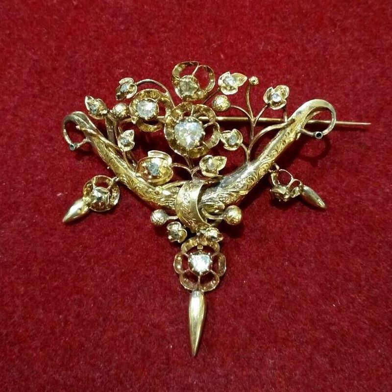 Broche-pendentif en oro de 18k con diamantes talla rosa.: Catálogo de Antigua Joyeros