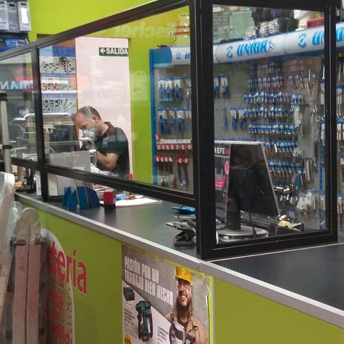 Cerramiento con acristalamiento laminar y bastidores metálicos