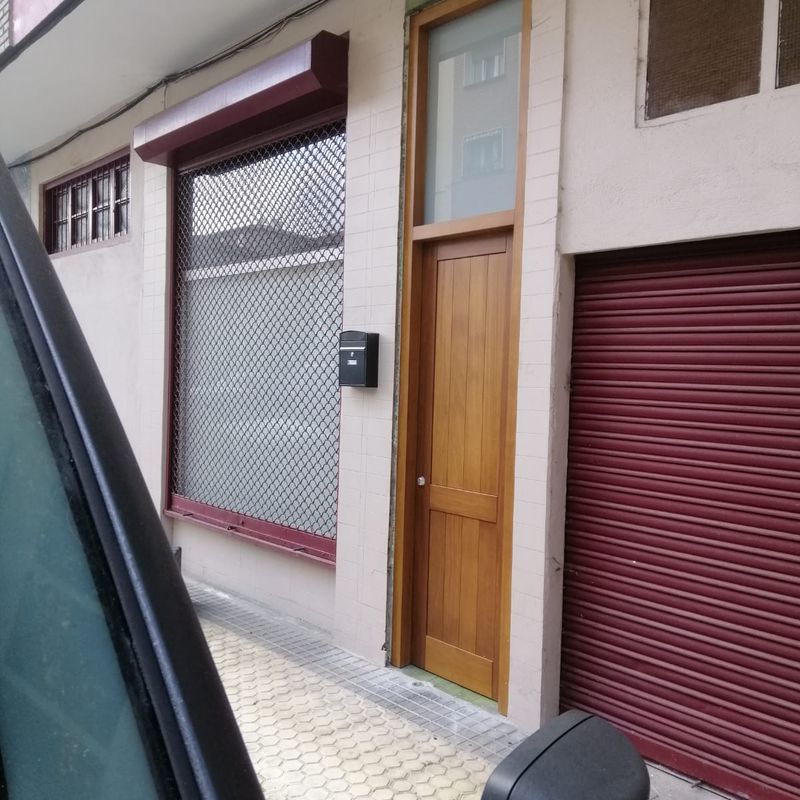 Instalación puertas de entrada para comercios y viviendas: Servicios de Puertas Y Armarios Zarautz