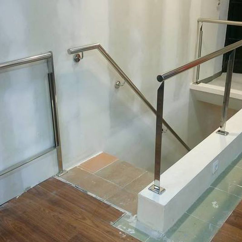 Barandilla de acero inoxidable y vidrio con cancelin de seguridad diseñado y montado a medida para vivienda particular