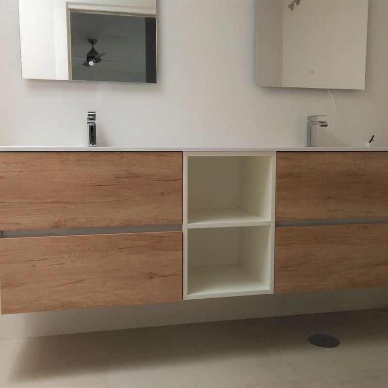 Mueble de baño madera y hueco decorativo