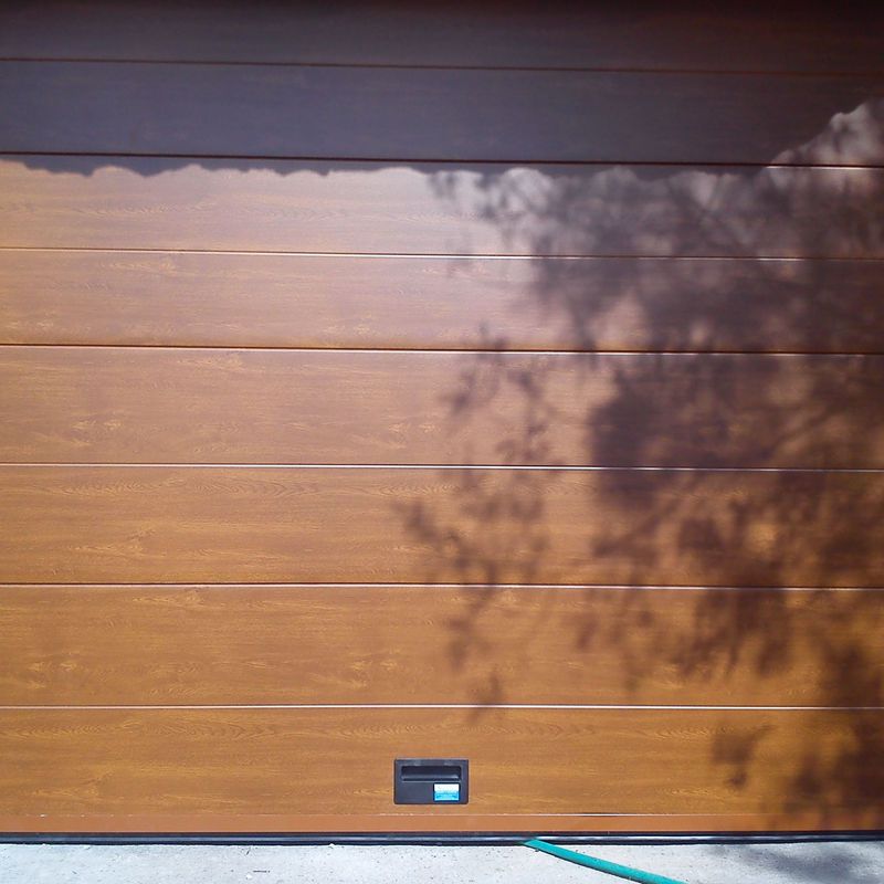 Puerta seccional en color madera