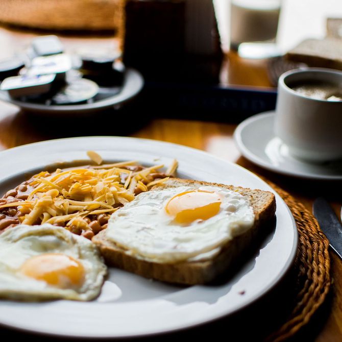 Cortado, zumo y montadito de jamón: el placer de desayunar en una cafetería