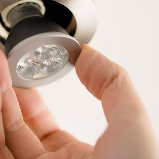 Eficiencia energética en casa: Cómo una instalación eléctrica profesional reduce tu consumo