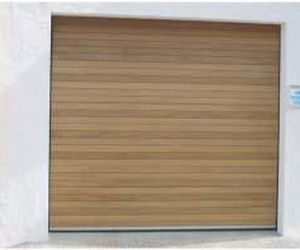 Puerta seccional de madera