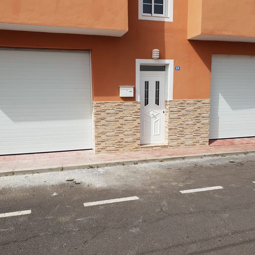 Descubre las ventajas de las puertas de garaje seccionales de Tenerife