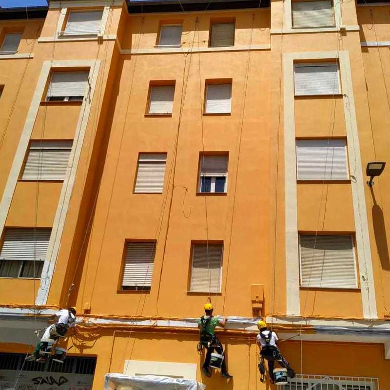 Impermeabilización de fachada con trabajos verticales en Santander y Torrelavega