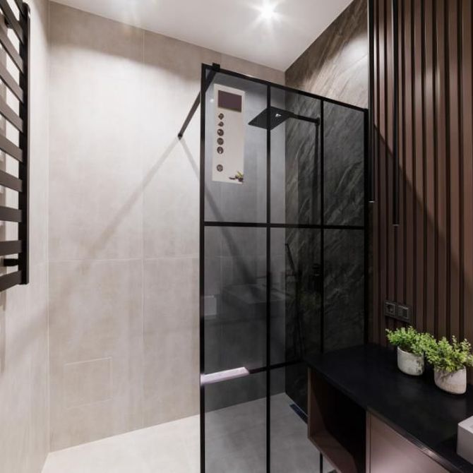 Mamparas de ducha ahumadas: una solución elegante