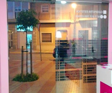 Instalación de puerta de cristal rápida 1 hoja automática gabinete estético en Silla Valencia