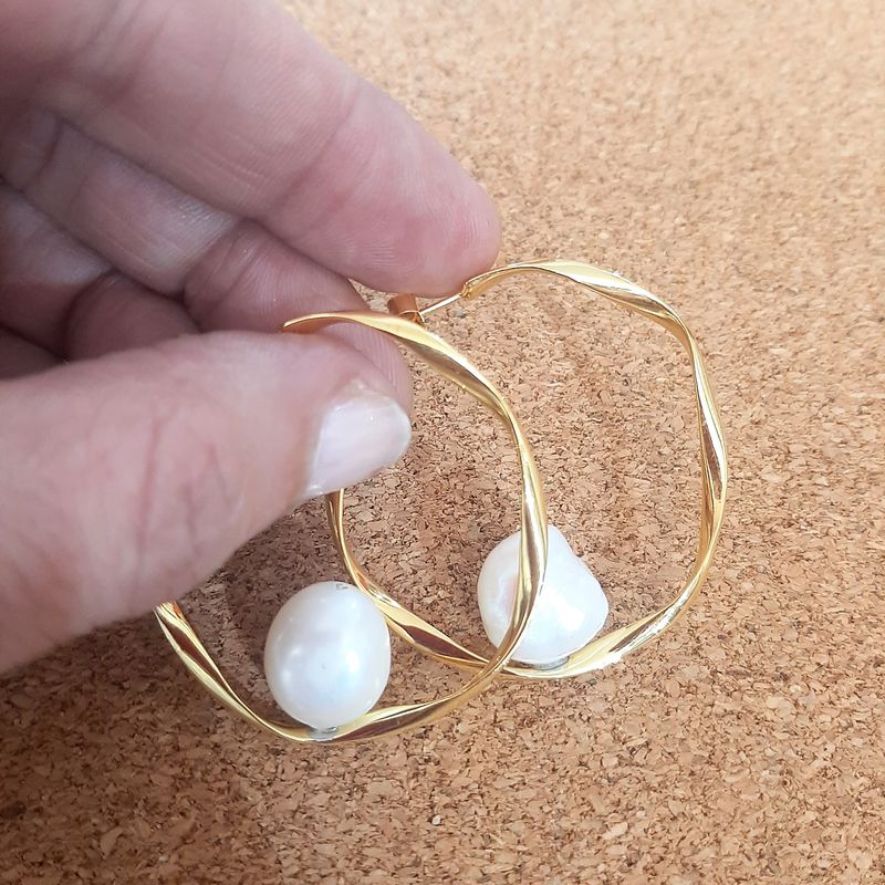 Aros en plata de ley chapados en oro/ perla: Catálogo de Joyería Izquierdo