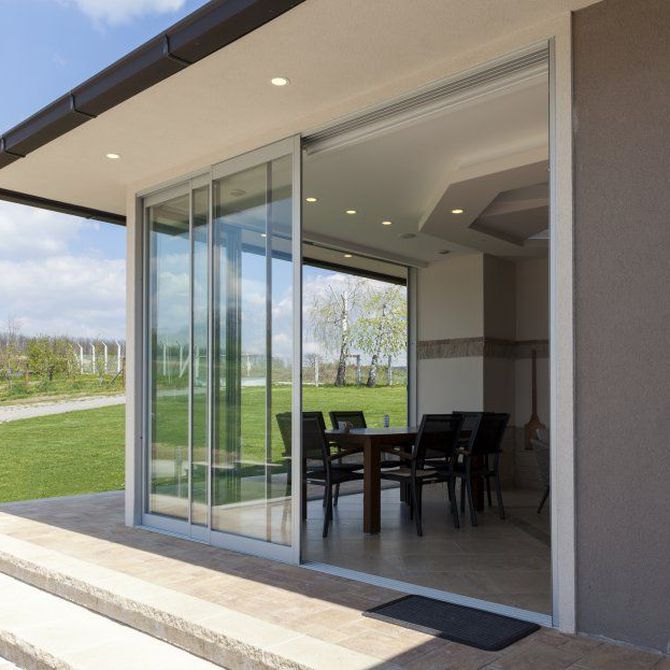 Transforma tu espacio: La elegancia de los cerramientos de terraza