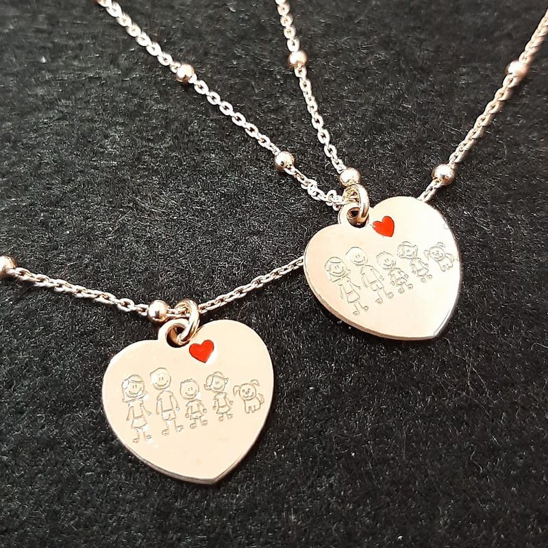 Colgante corazón en plata de ley fotograbado con dibujo familia: Catálogo de Joyería Izquierdo