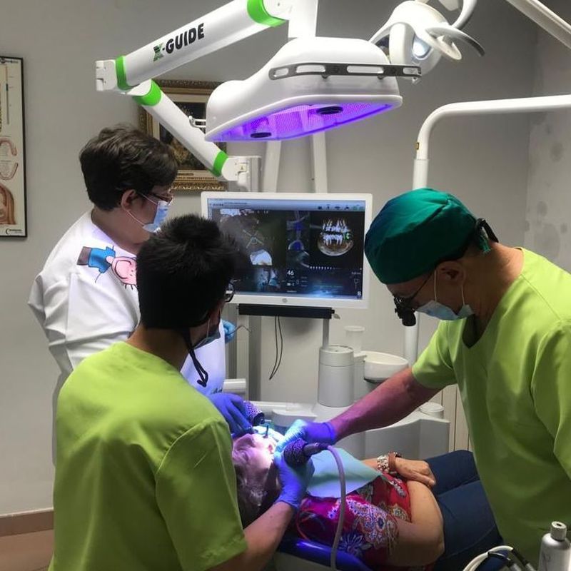 Procedimientos de cirugía e implantología: Tratamientos dentales de Clínica Dental Álvaro Gómez
