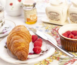 Catering de desayuno: La solución perfecta para reuniones cortas y efectivas en tu oficina