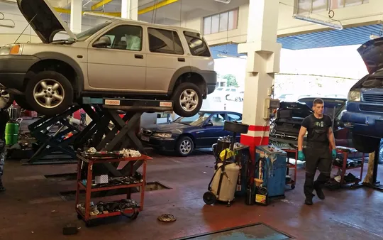 Interior del taller de vehículos
