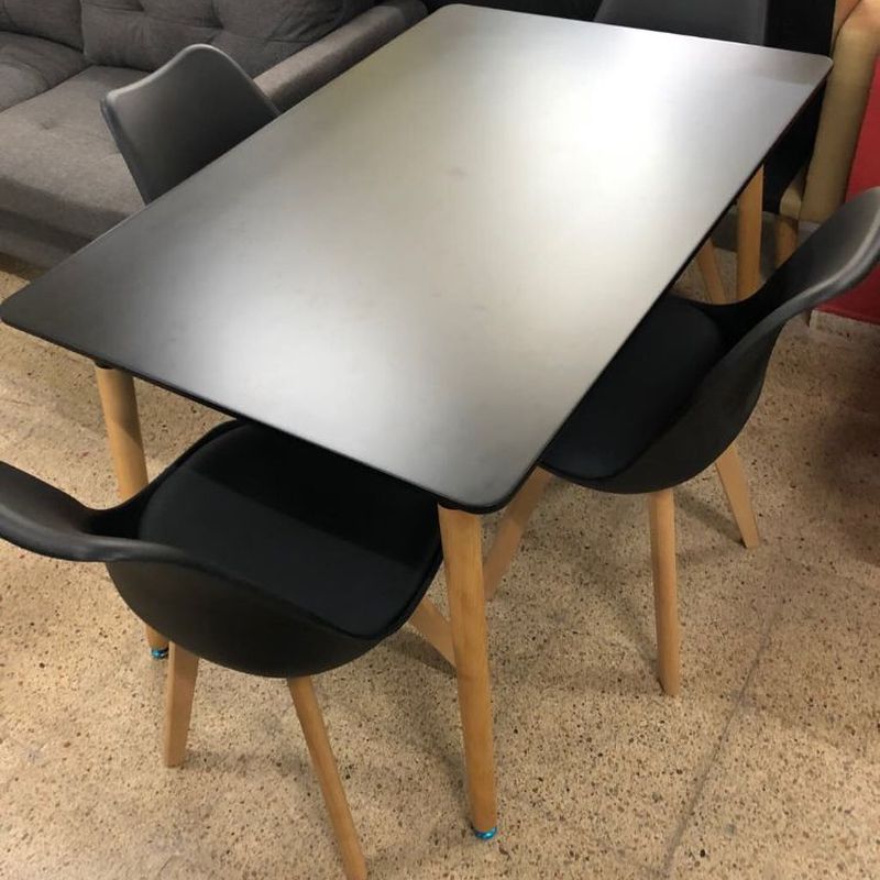 Mesa y 4 sillas en color negro: Productos de Remar Castellón