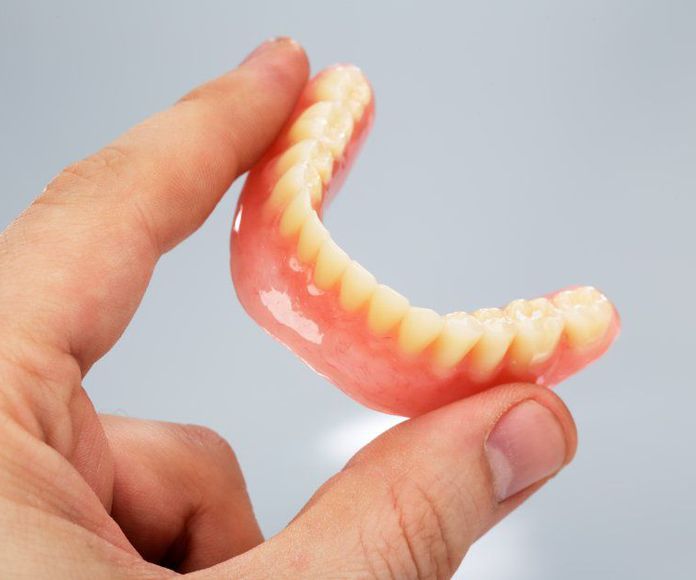 Prótesis fija: NUESTROS TRATAMIENTOS de Clínica Dental Annie Duran