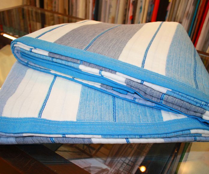 Colcha lineas tonos azules cama 1.50 cm.: Catálogo de La Cibeles