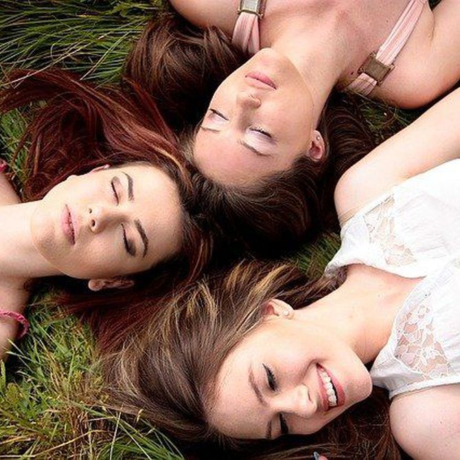Cinco beneficios de la amistad durante la adolescencia