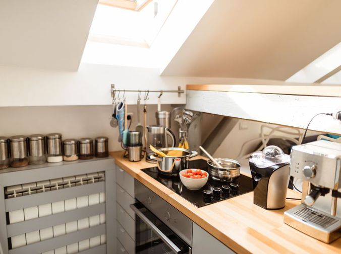 Cómo organizar los pequeños electrodomésticos en la cocina  Kitchen  remodel small, Home coffee stations, Small kitchen cabinets