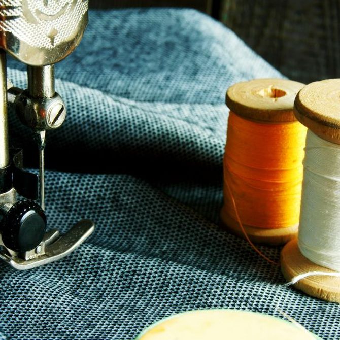 El hilo superior y la aguja de la máquina de coser