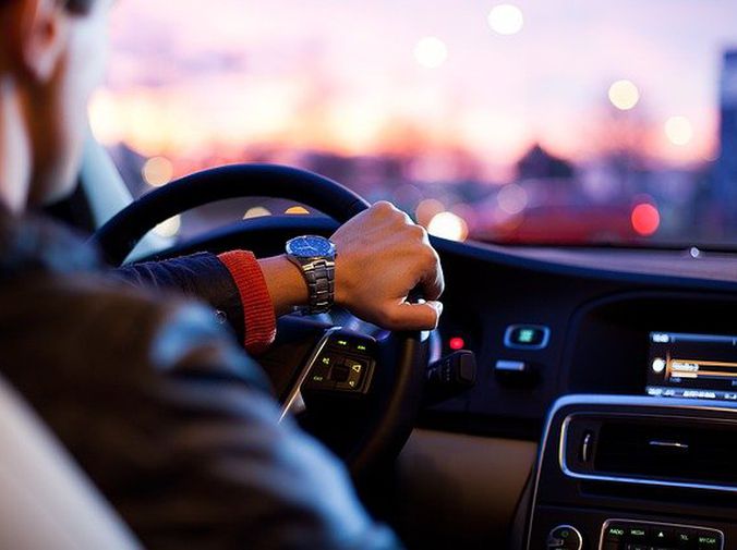 Cuida tu salud al volante: ¿cuándo conviene adelantar la