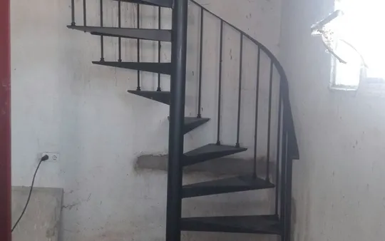 Escalera metálica de caracol