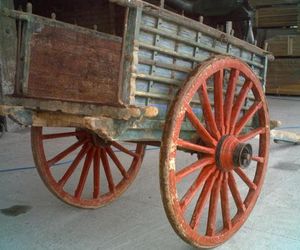 Carros antiguos de madera, trillos, ruedas...