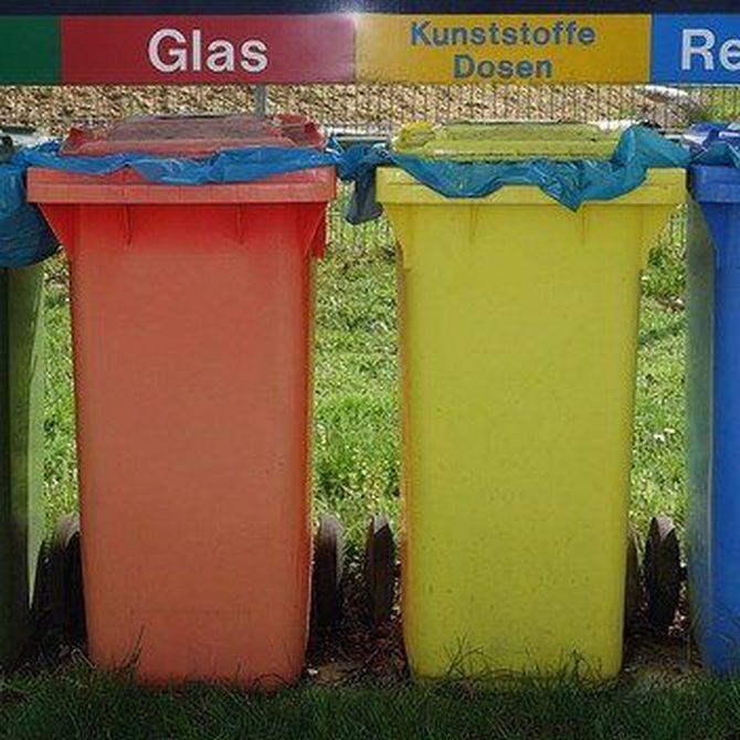 Cubos de reciclaje y recogida de chatarra