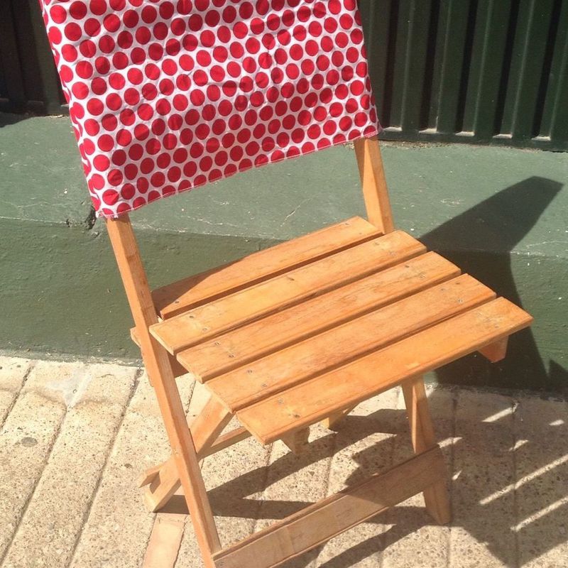 FUNDA CABECERO SILLA MADERA LUNARES ROJOS