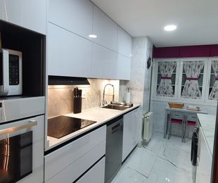 MOD.Luxe blanco brillo, Tirador Gola lacado negro
