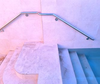 Puertas de acero inoxidable de barrera de protección infantil en escaleras.:  de Icminox