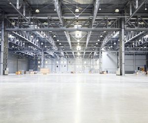 Pavimentos de resina epoxi para pequeños comercios y grandes naves industriales