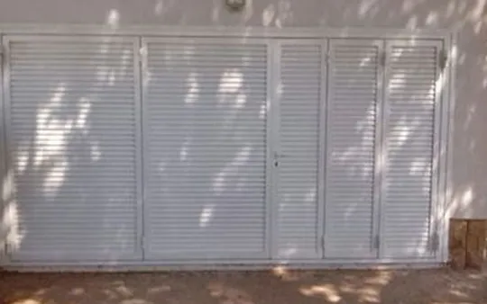 Puerta abatible mallorquina lacada