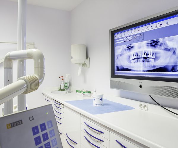 Implantes dentales en Gijón | Clínica Dental Santiago Nespral