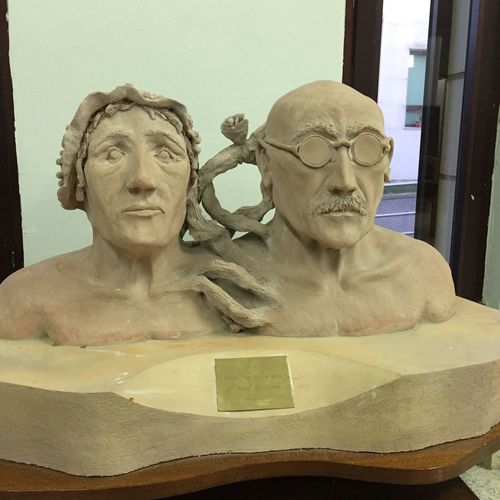 Busto realizado por internos del CP.El Dueso de Gregorio Pumarejo y Rafaela Azcue