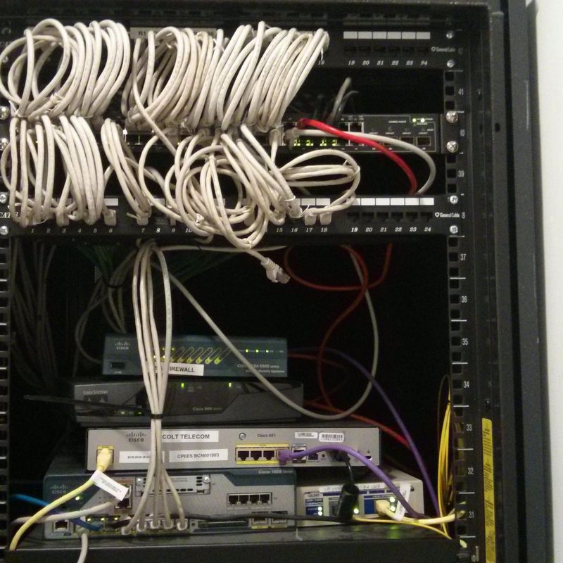 PETIT RACK INFORMÀTIC.