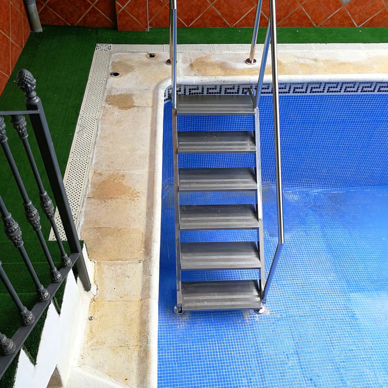 Escaleras con barandilla de acceso a piscina diseñada y fabricada a medida con acero inoxidable calidad AISI 316